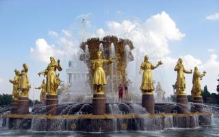 فواره "دوستی مردمان اتحاد جماهیر شوروی شوروی فواره با مجسمه های طلایی در یک دایره