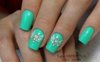 The freshness of trendy manicure from Tiffany