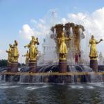Fuente “Amistad de los Pueblos de la URSS Fuente con estatuas doradas en círculo