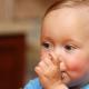 Как да отбием бебето да слага пръст в устата си Как да отбием бебето