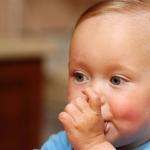 Як відвчити малюка брати палець у рот Як проводити навчання грудної дитини
