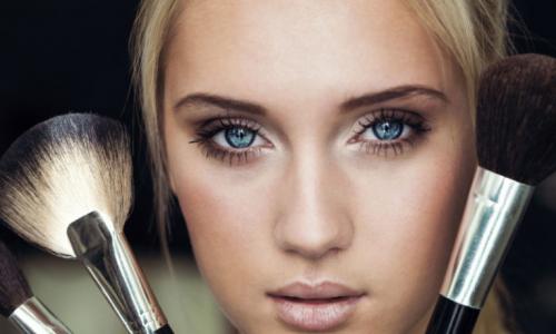 Nuance make-upu pro blondýnky - závislost tónu na barvě očí