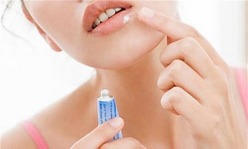 Cara menghilangkan pilek di bibir, cara mengobatinya